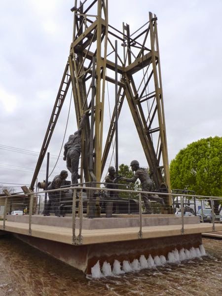 Monument to oil drillers
